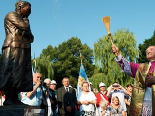 The statue of late Anna Walentynowicz unveiled. "She is a role model for us all," says President Duda.