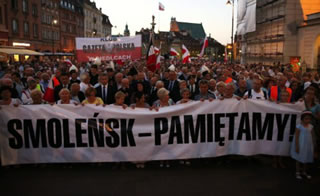 Representatives of some Smolensk crash victims’ families appealed for moderation to those who demonstrate against the monthly Smolensk commemoration service.